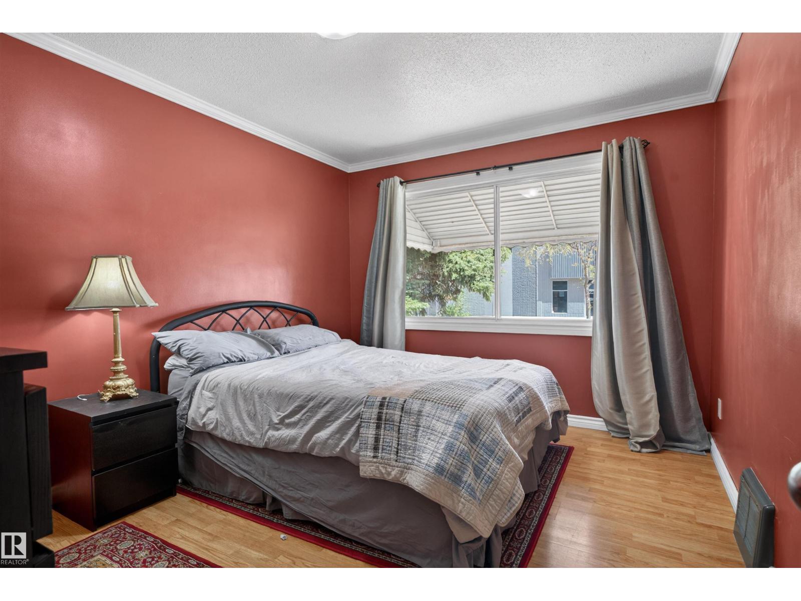 12040 76 ST NW - 10