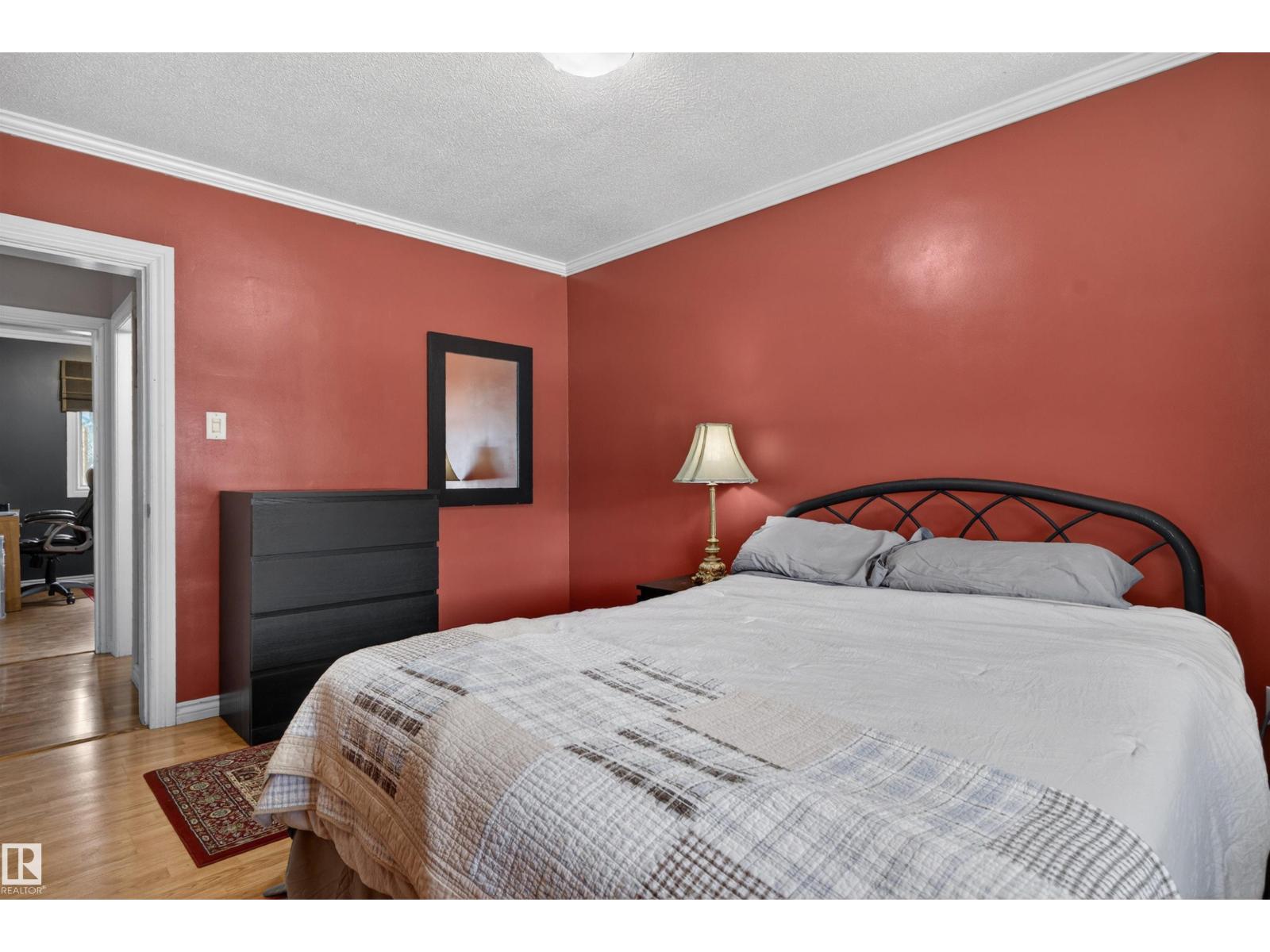 12040 76 ST NW - 12