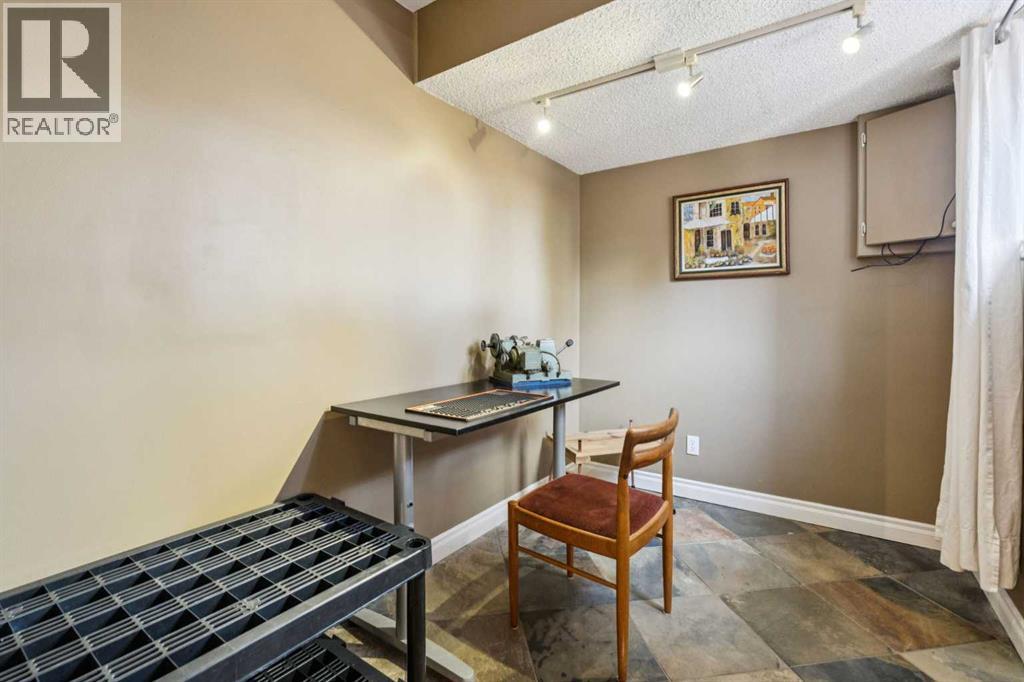 1043 32 Avenue NW - 28