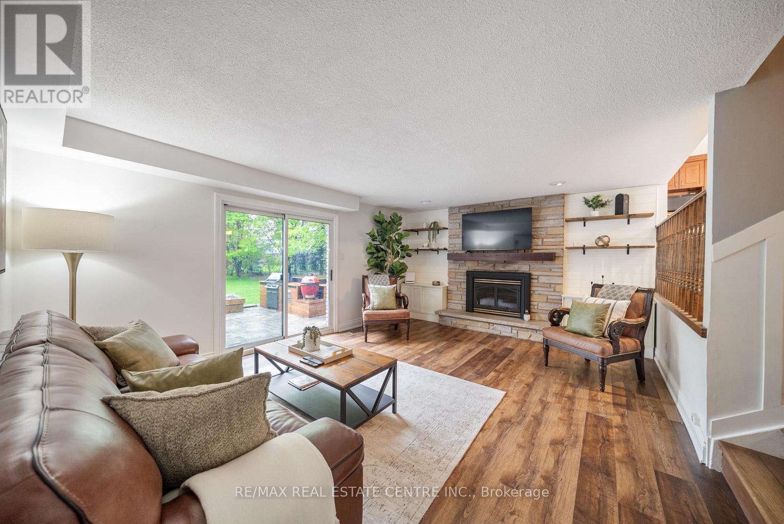 1684 VAUGHAN DRIVE - 22