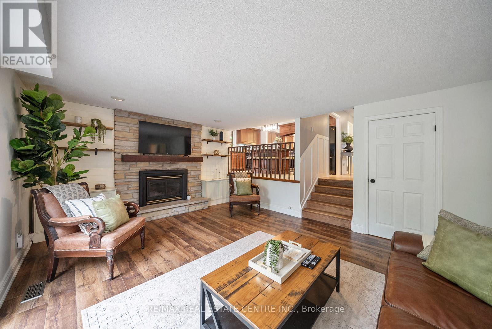 1684 VAUGHAN DRIVE - 23