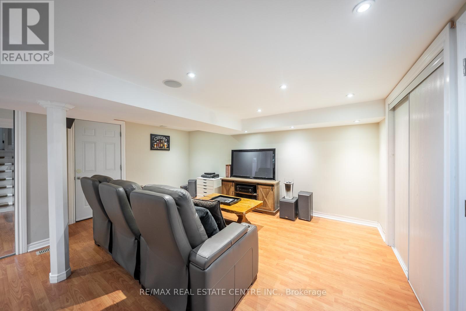 1684 VAUGHAN DRIVE - 38