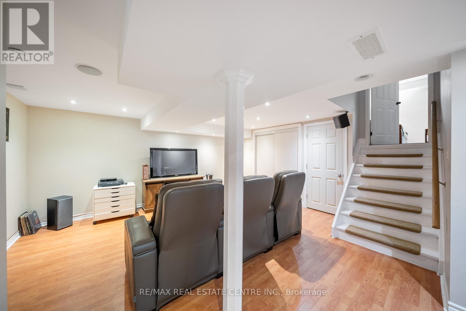 1684 VAUGHAN DRIVE - 39