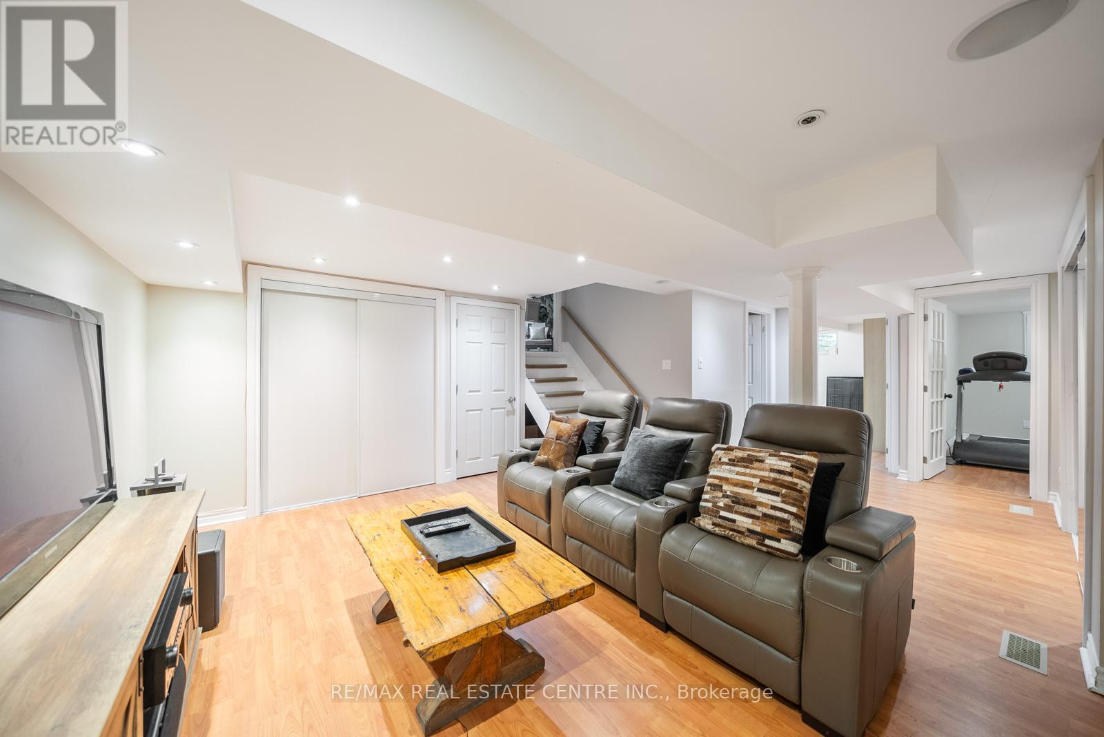 1684 VAUGHAN DRIVE - 40