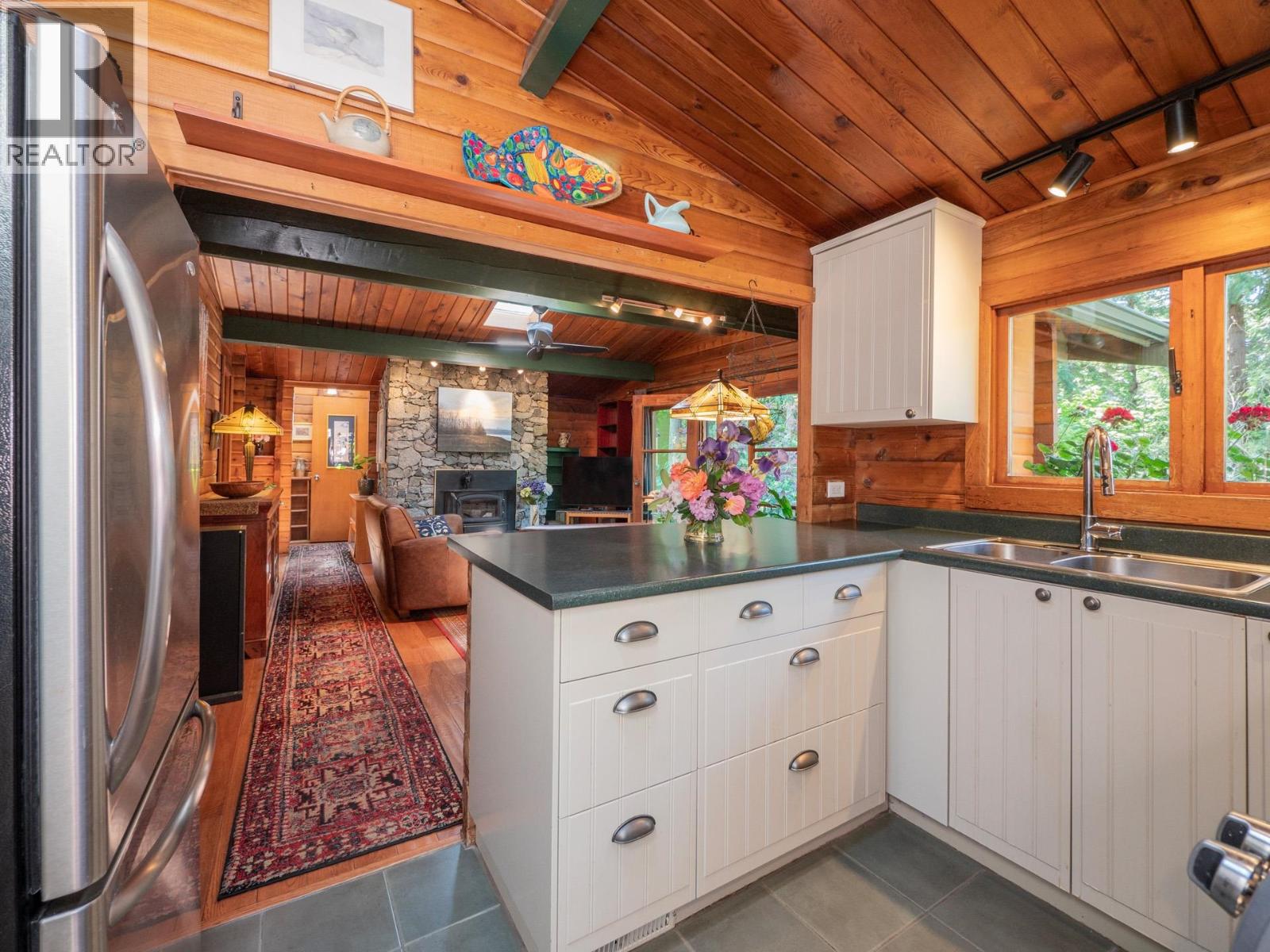 8626 REDROOFFS ROAD, Halfmoon Bay