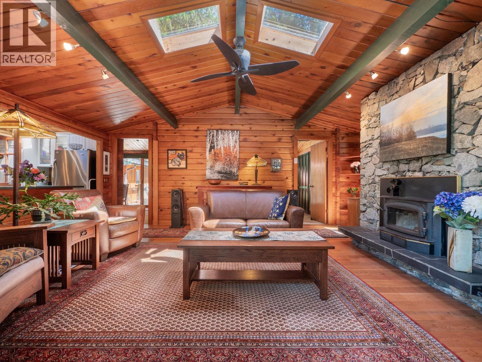 8626 REDROOFFS ROAD, Halfmoon Bay