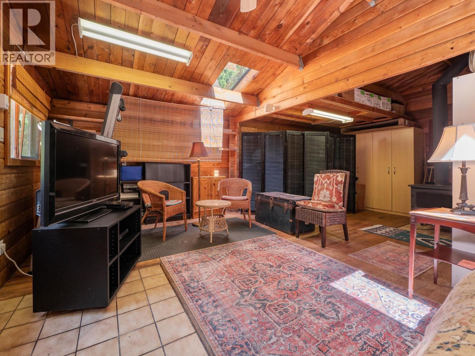 8626 REDROOFFS ROAD, Halfmoon Bay