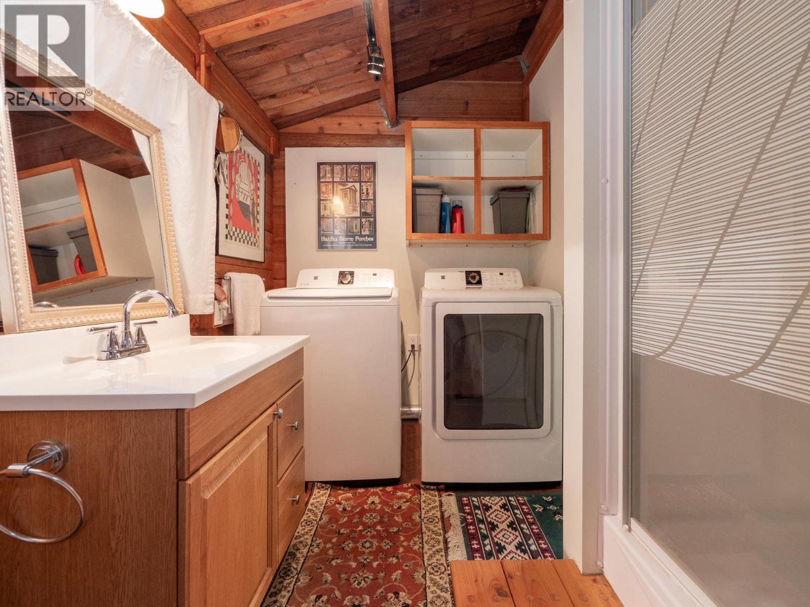 8626 REDROOFFS ROAD, Halfmoon Bay