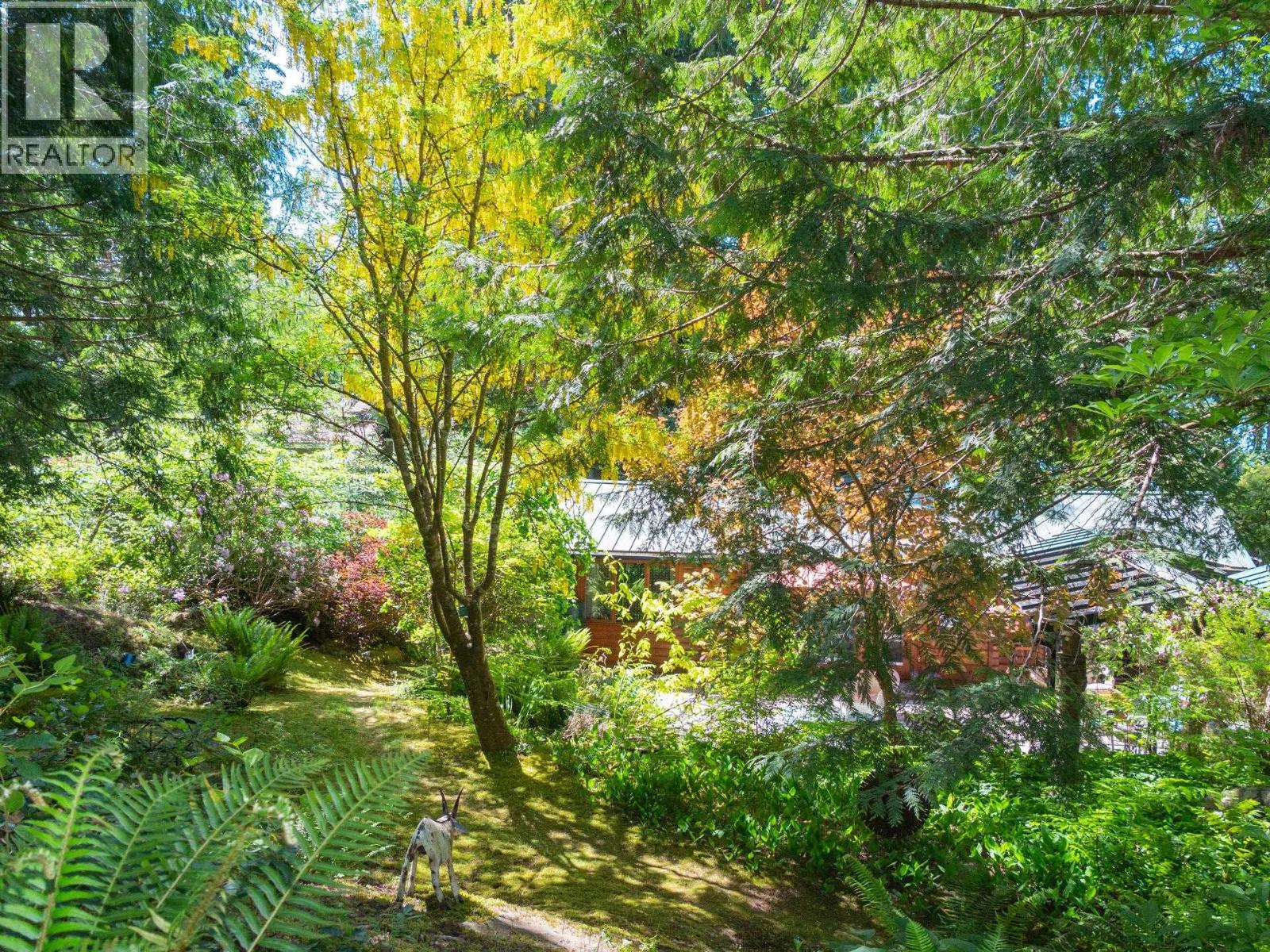 8626 REDROOFFS ROAD, Halfmoon Bay