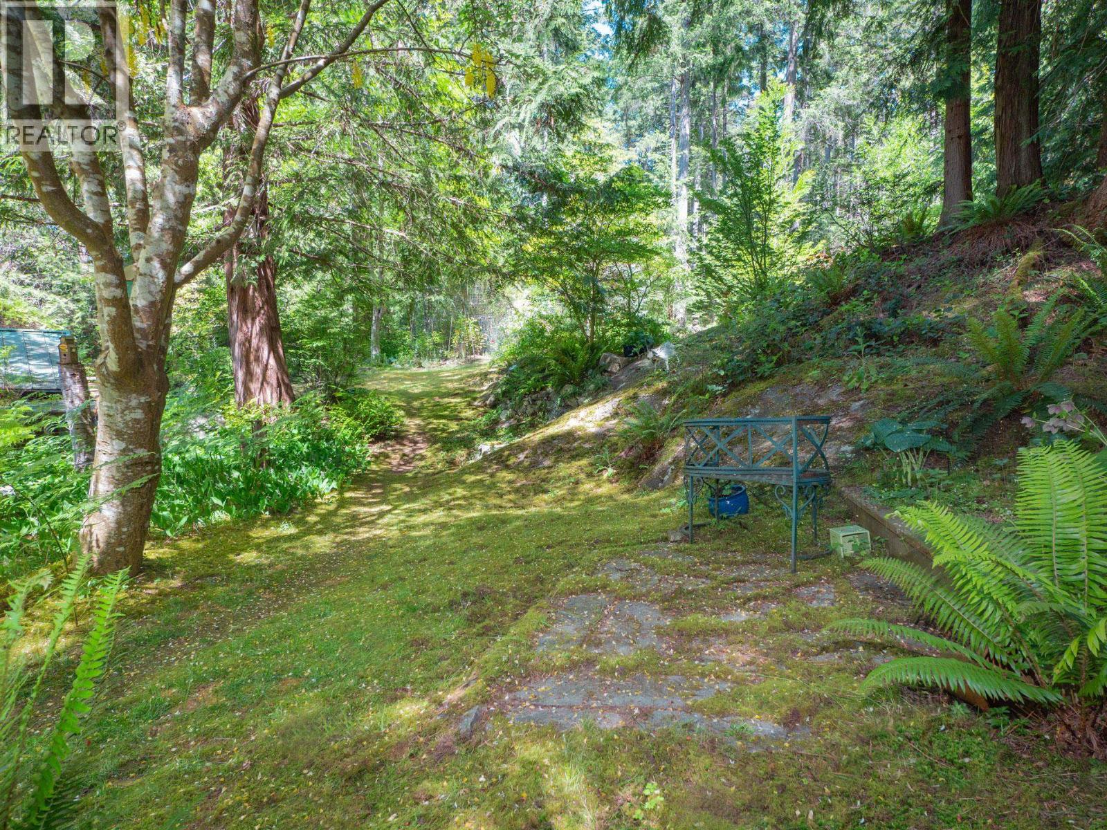 8626 REDROOFFS ROAD, Halfmoon Bay
