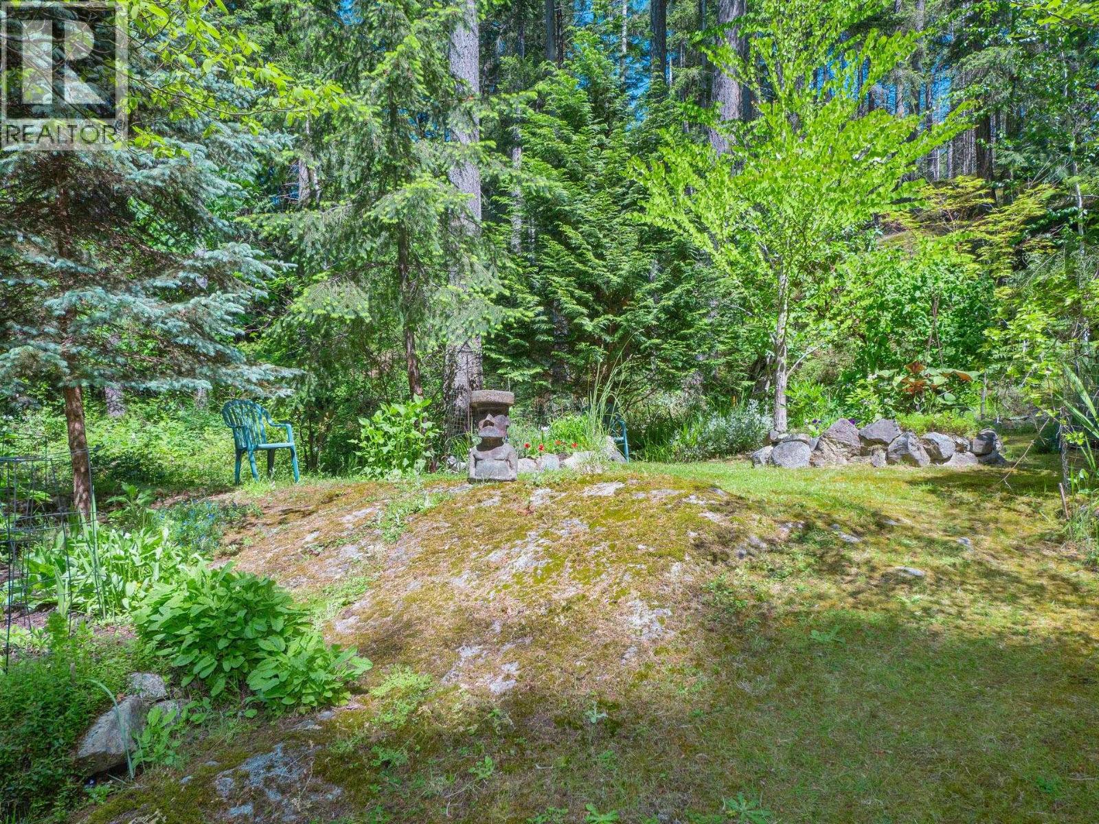 8626 REDROOFFS ROAD, Halfmoon Bay