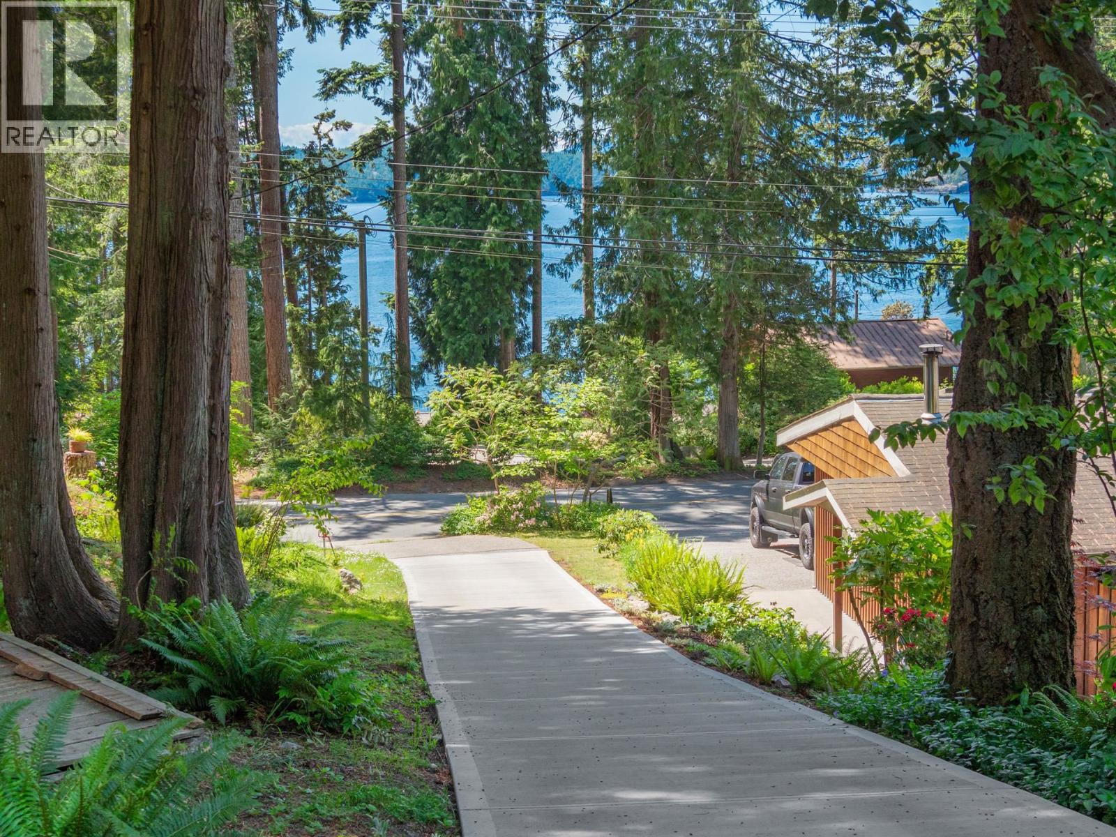 8626 REDROOFFS ROAD, Halfmoon Bay