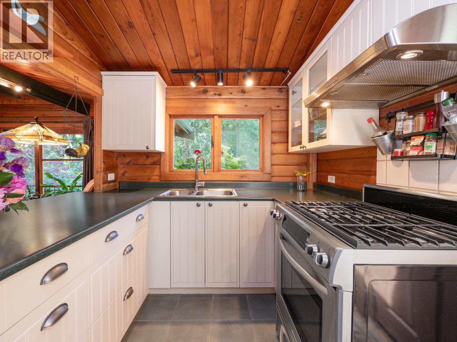 8626 REDROOFFS ROAD, Halfmoon Bay