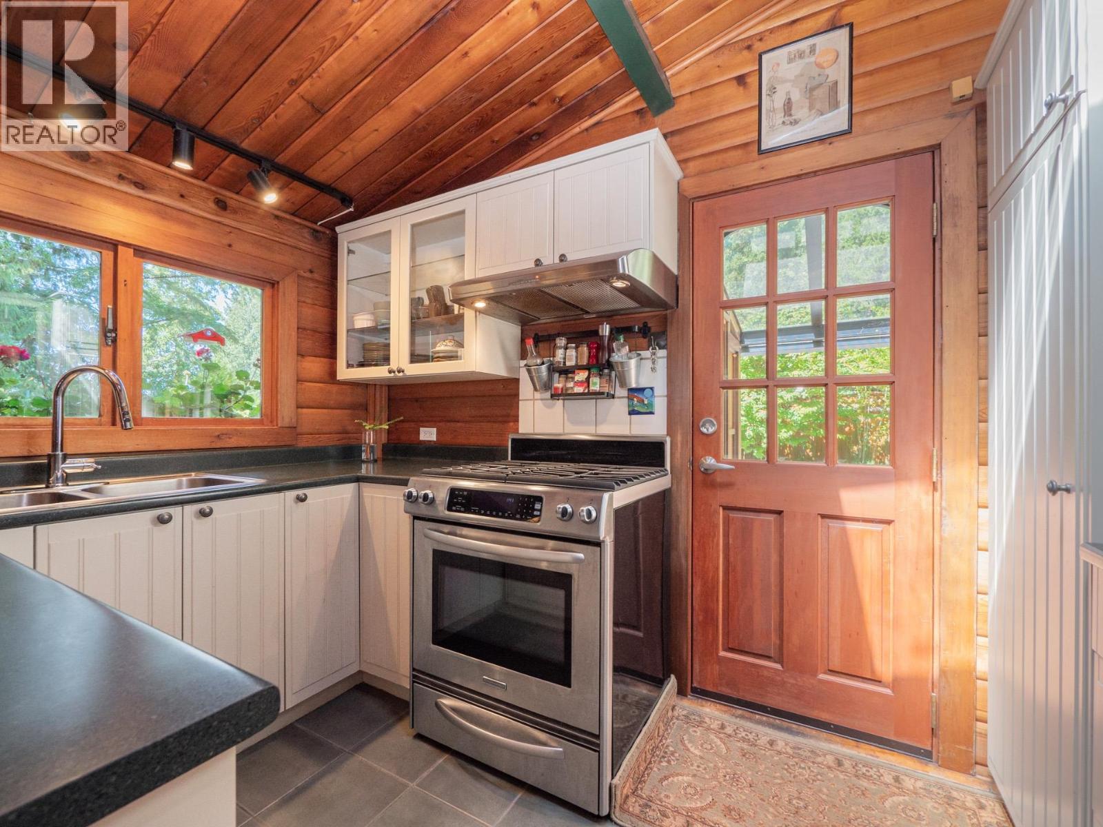 8626 REDROOFFS ROAD, Halfmoon Bay