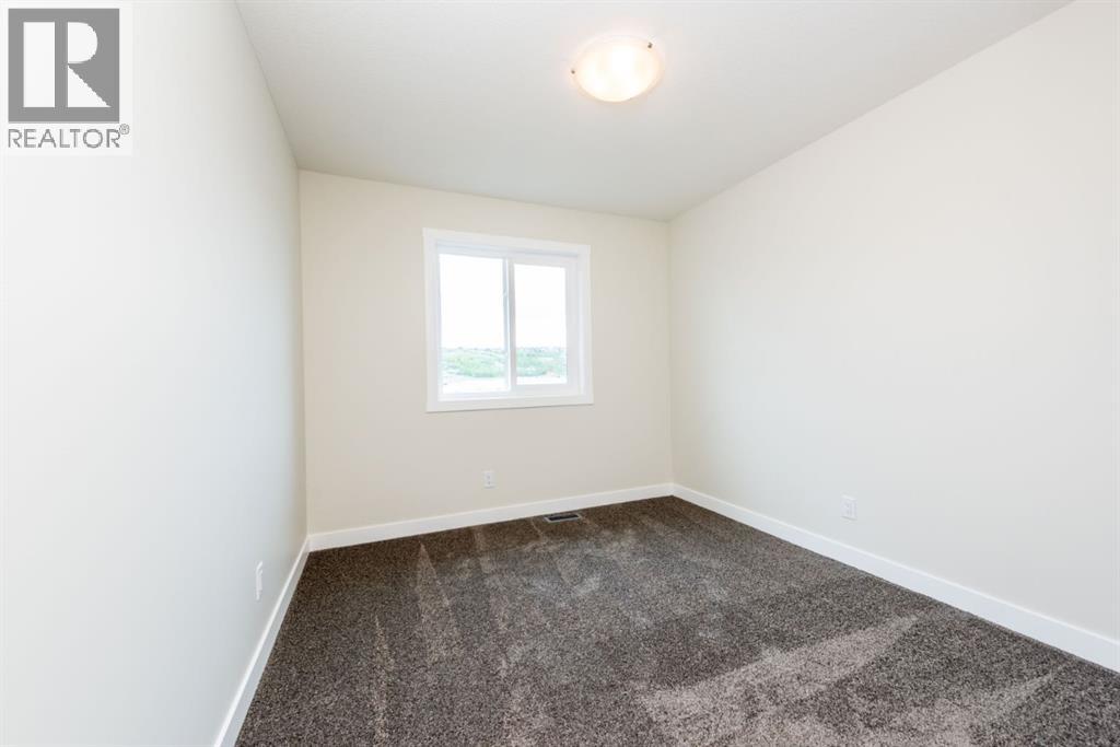 671 Wolf Willow Boulevard SE - 32