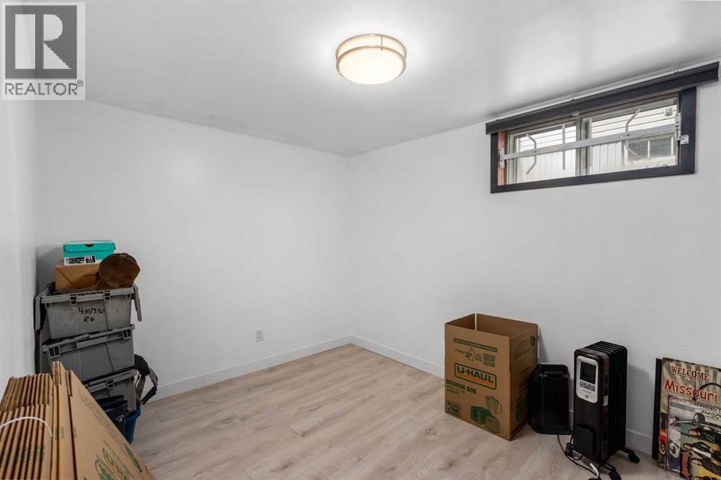 304 Blackthorn Road NW - 18