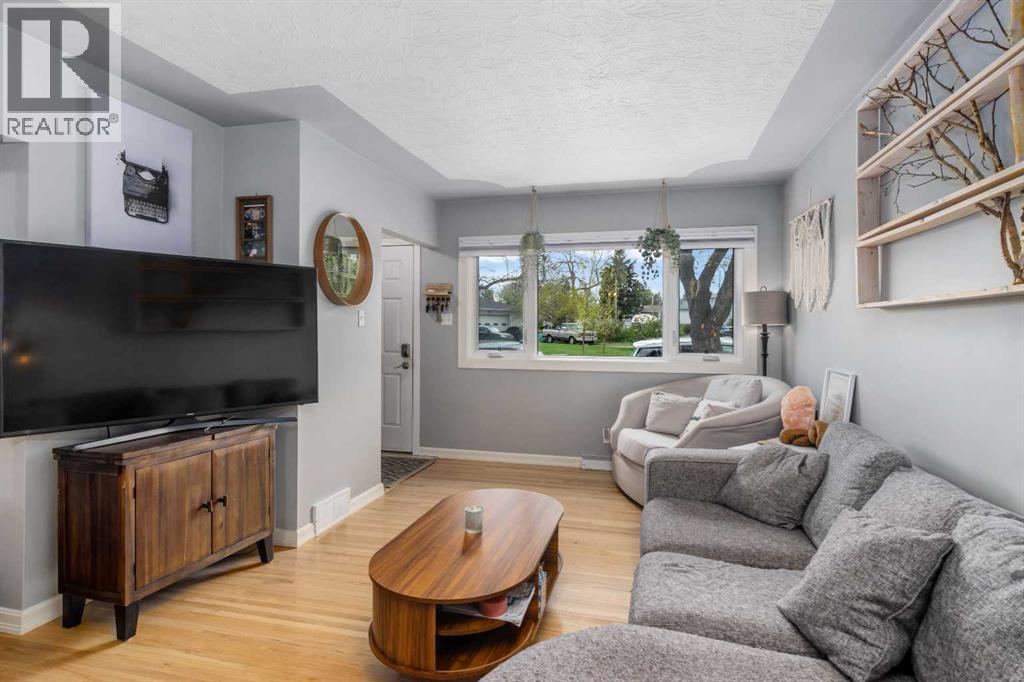 304 Blackthorn Road NW - 7