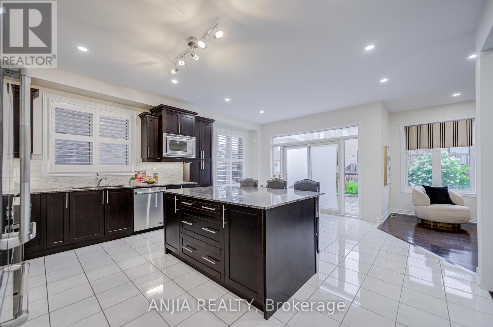 186 ASCALON DRIVE - 21