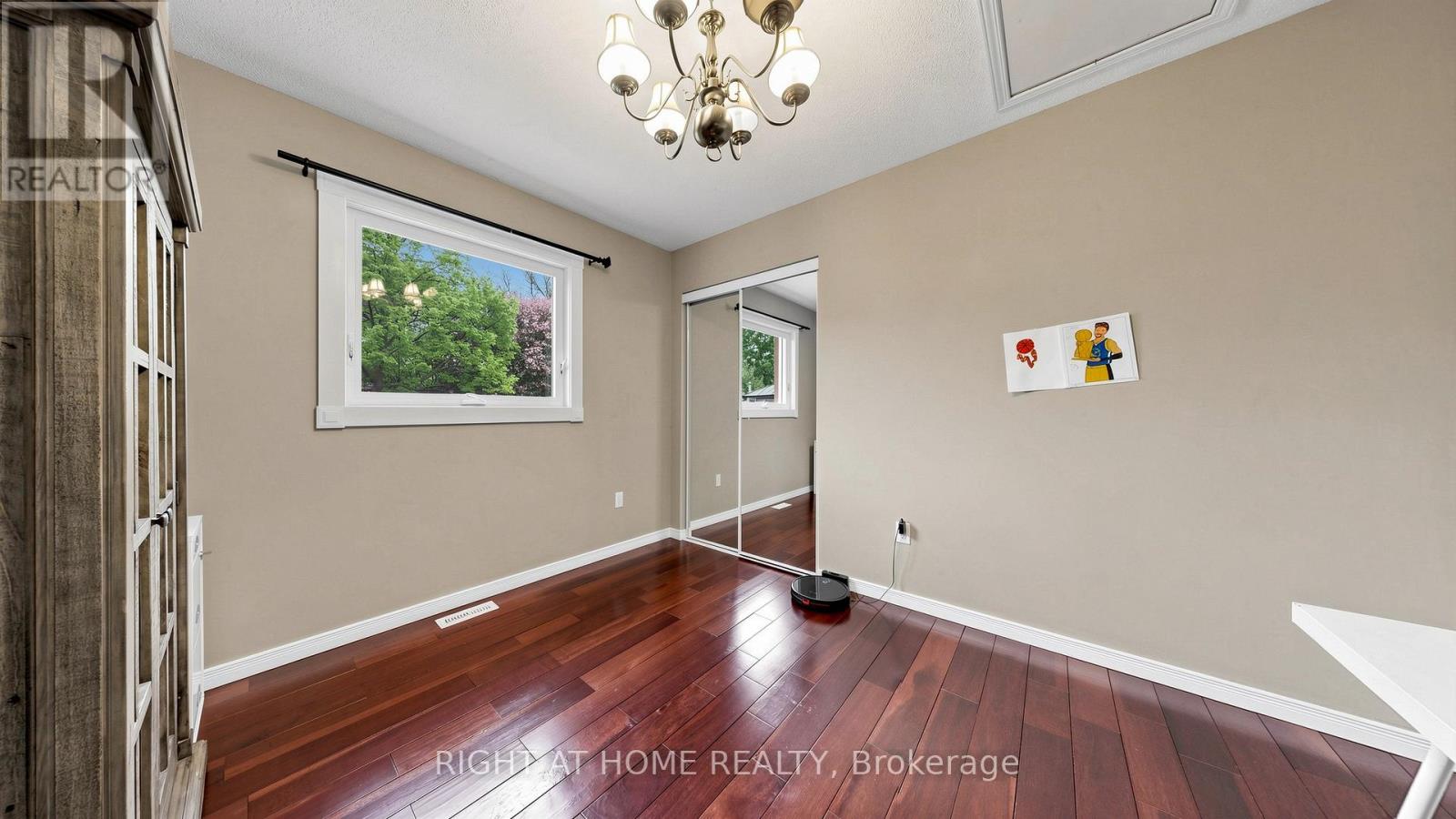 6 COMPTON CRESCENT - 27