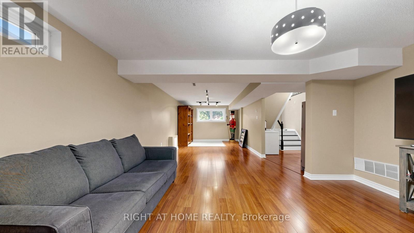 6 COMPTON CRESCENT - 31