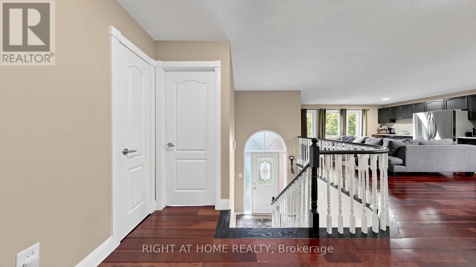 6 COMPTON CRESCENT - 4