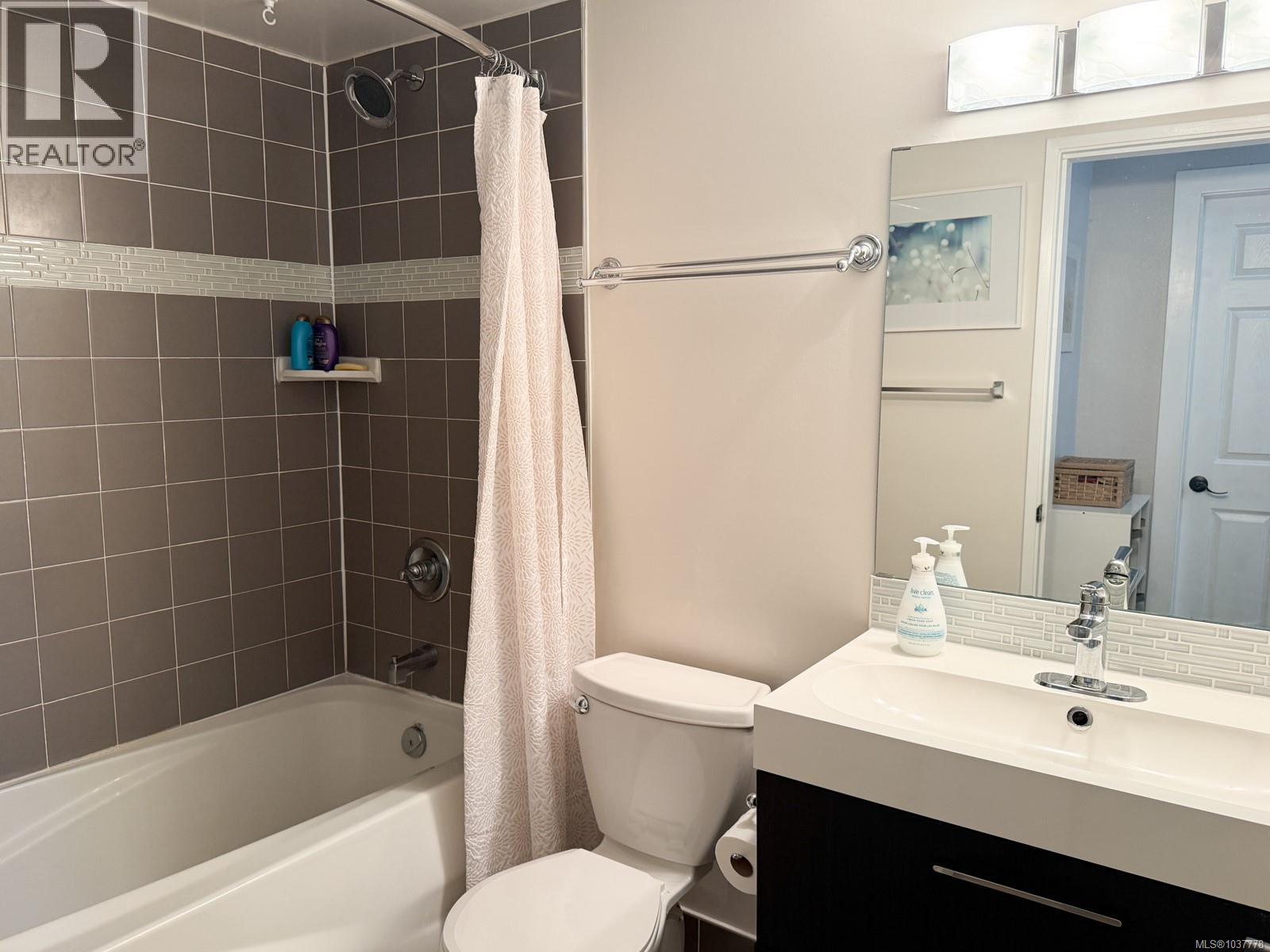 405 3252 Glasgow Avenue, Saanich