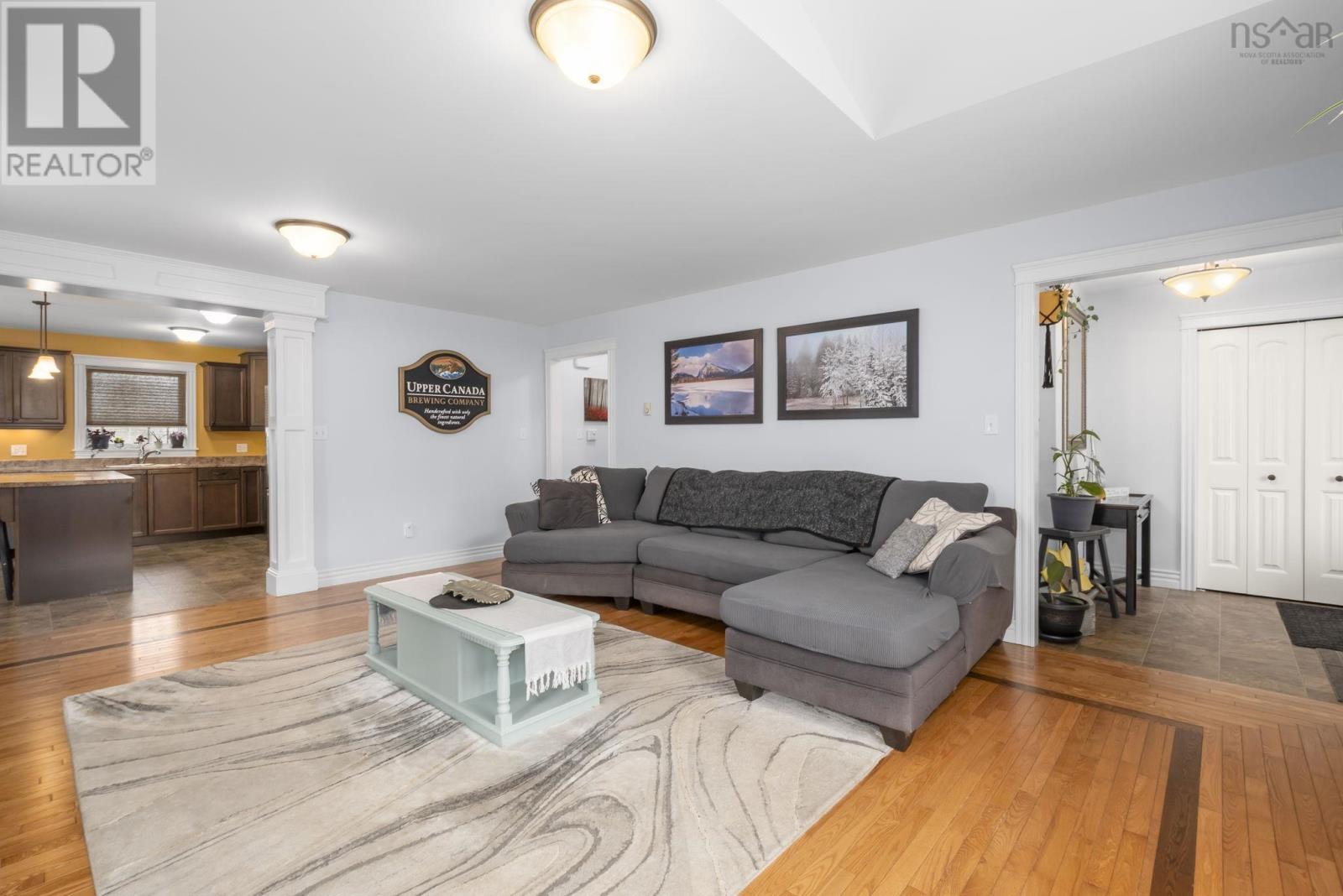 5 Tailfeather Court - 6