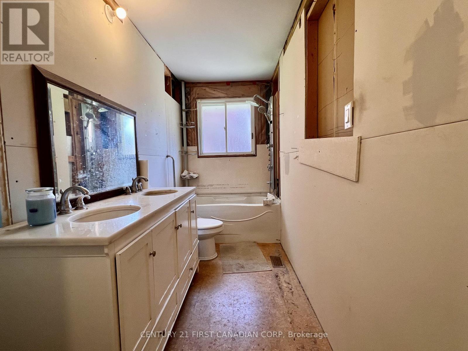 35 BENSON CRESCENT - 10