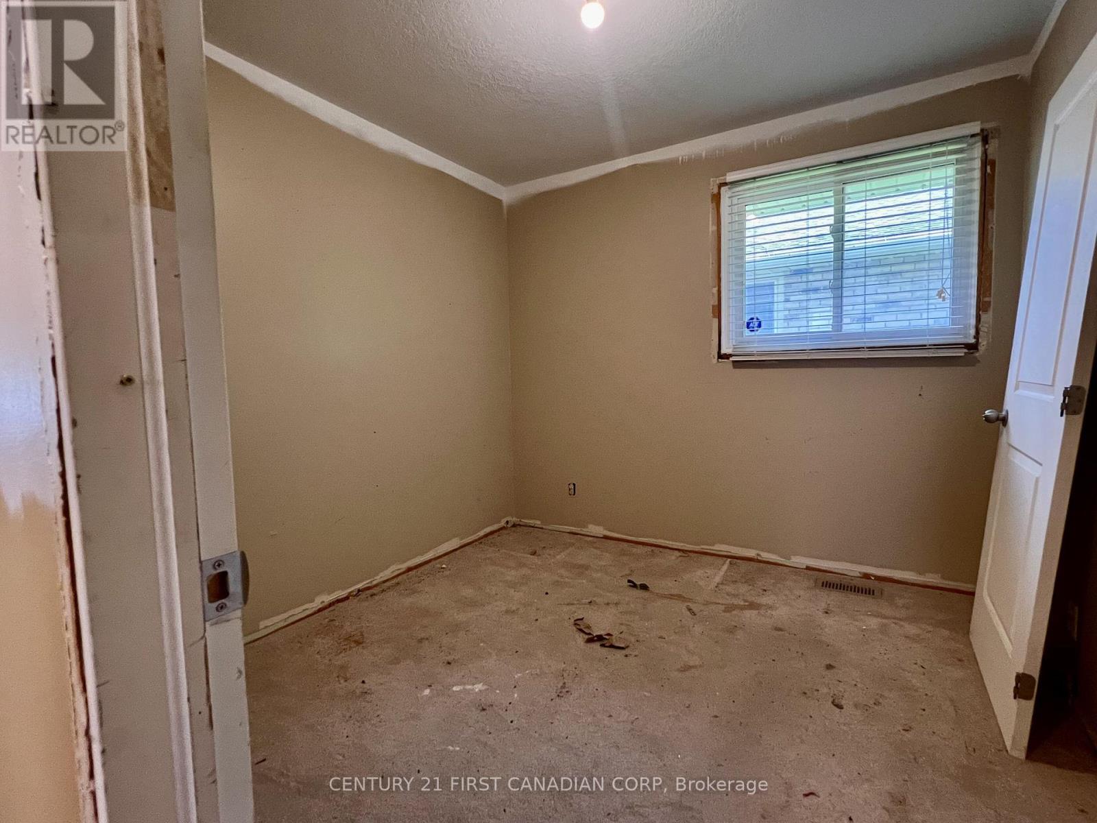35 BENSON CRESCENT - 11