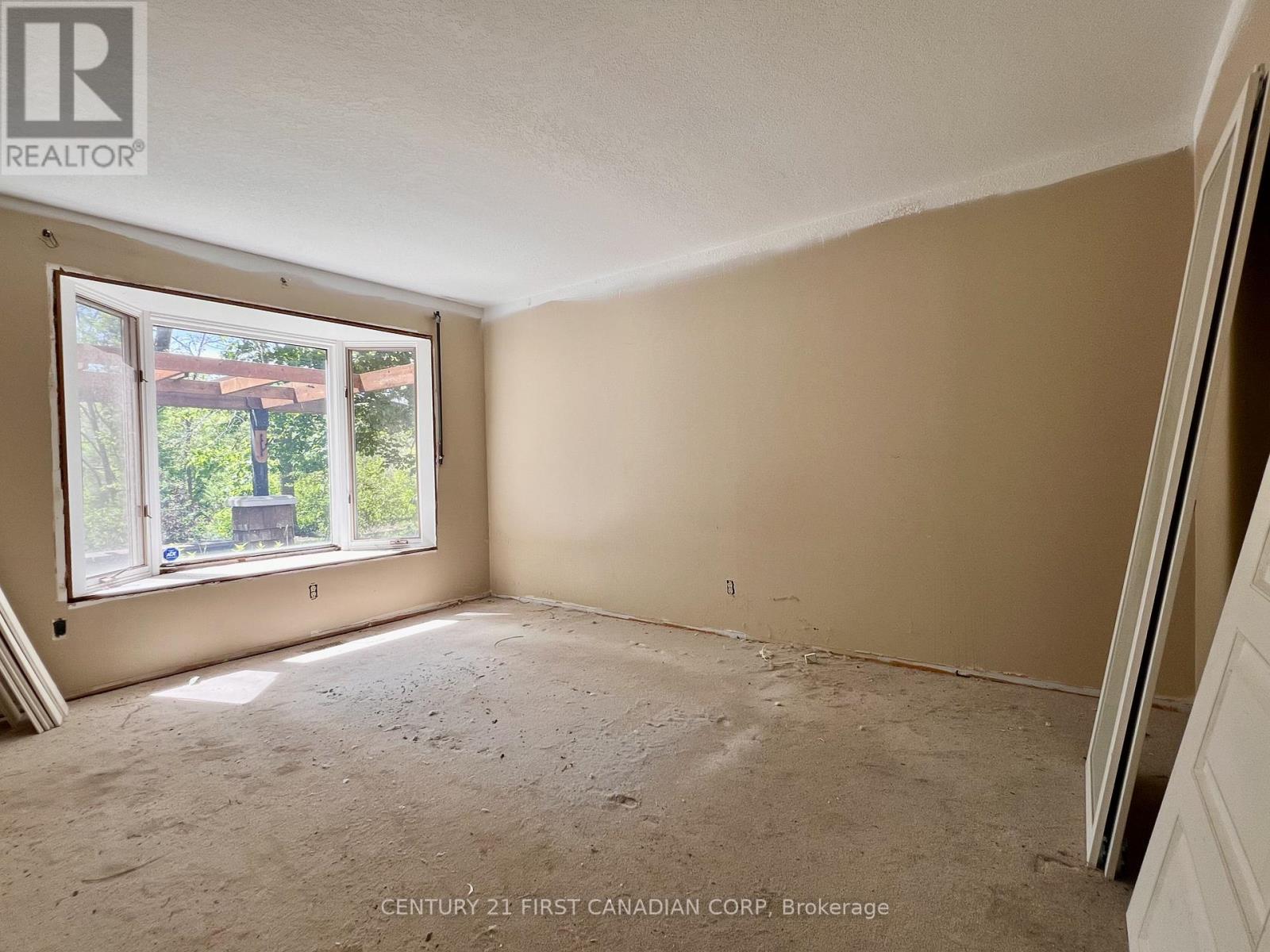 35 BENSON CRESCENT - 13