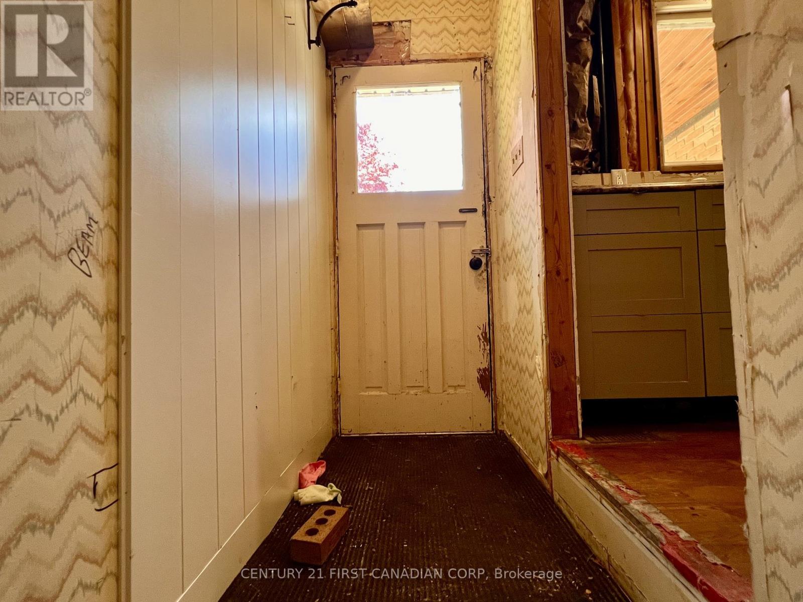 35 BENSON CRESCENT - 18
