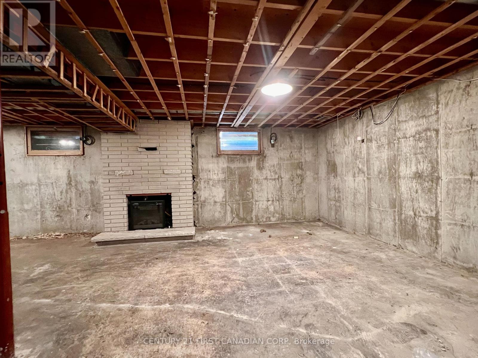 35 BENSON CRESCENT - 20