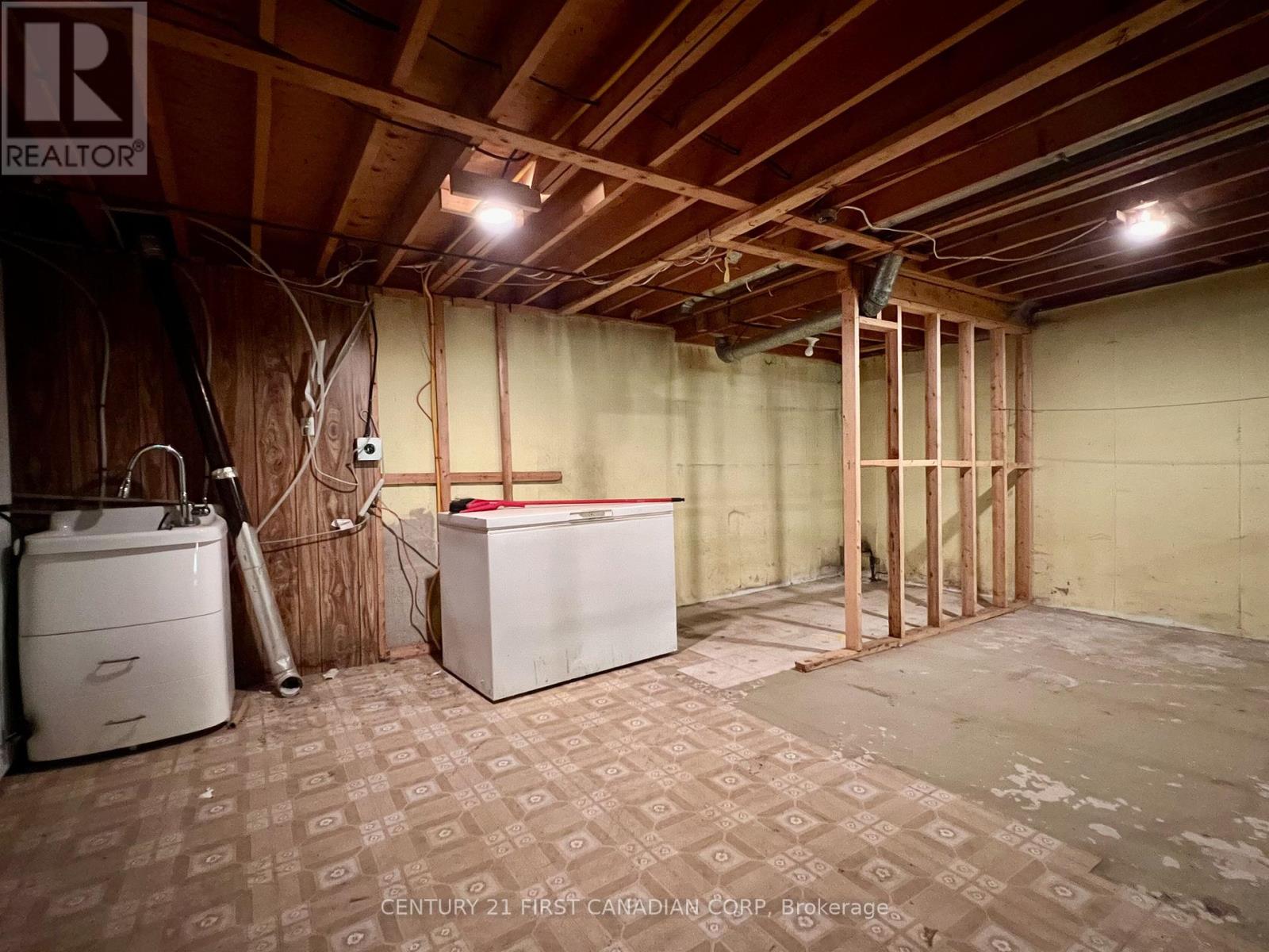 35 BENSON CRESCENT - 23