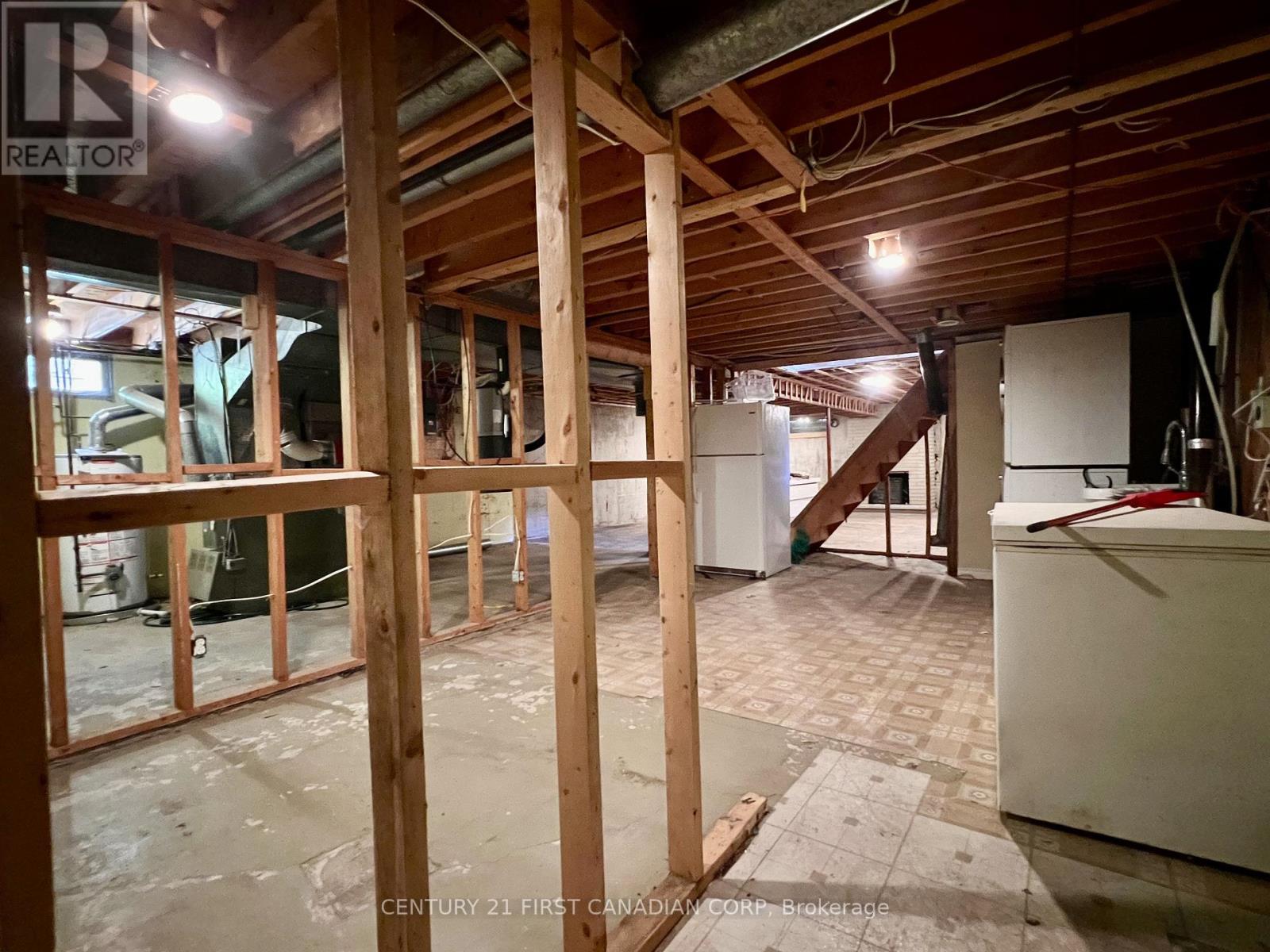 35 BENSON CRESCENT - 24