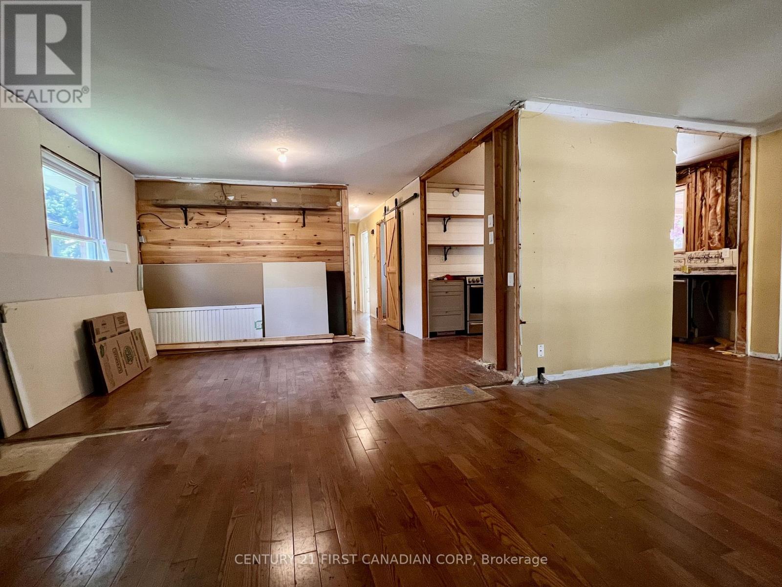 35 BENSON CRESCENT - 6