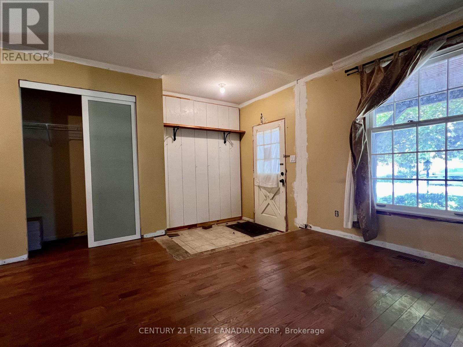 35 BENSON CRESCENT - 7
