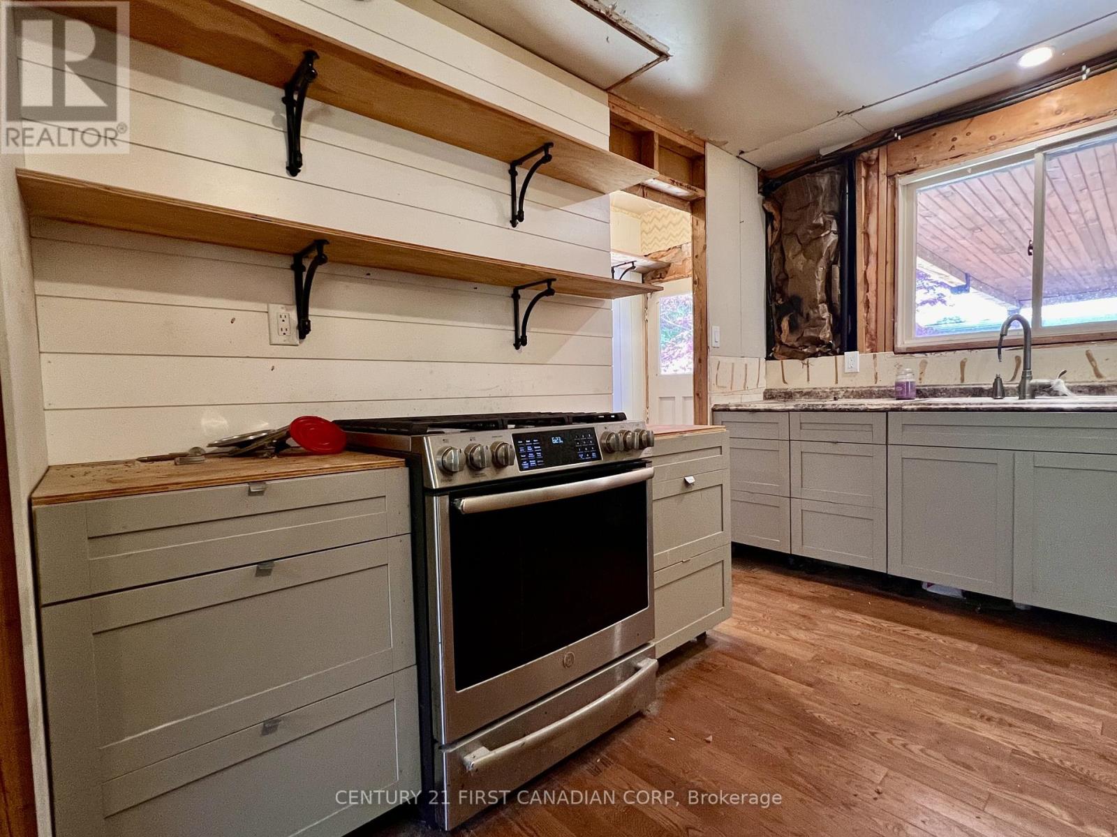 35 BENSON CRESCENT - 8