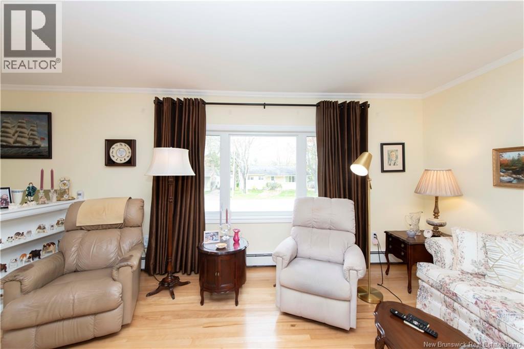 310 Beverly Crescent - 4