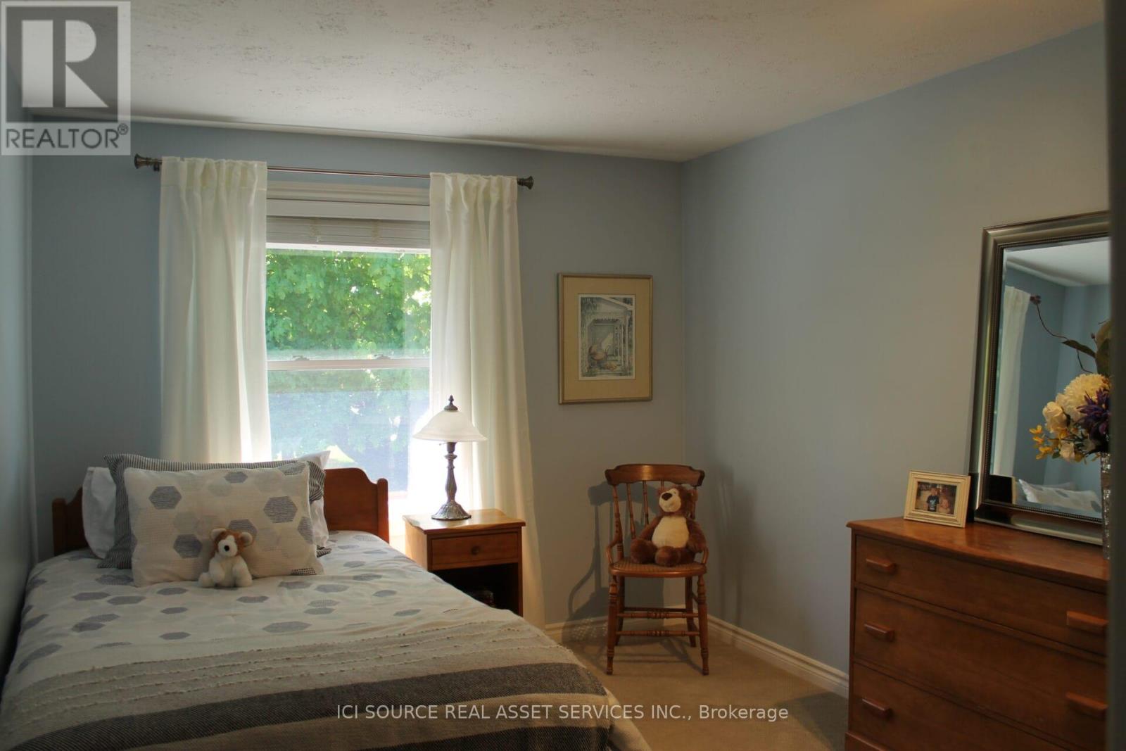112 THORNHILL CRESCENT - 13