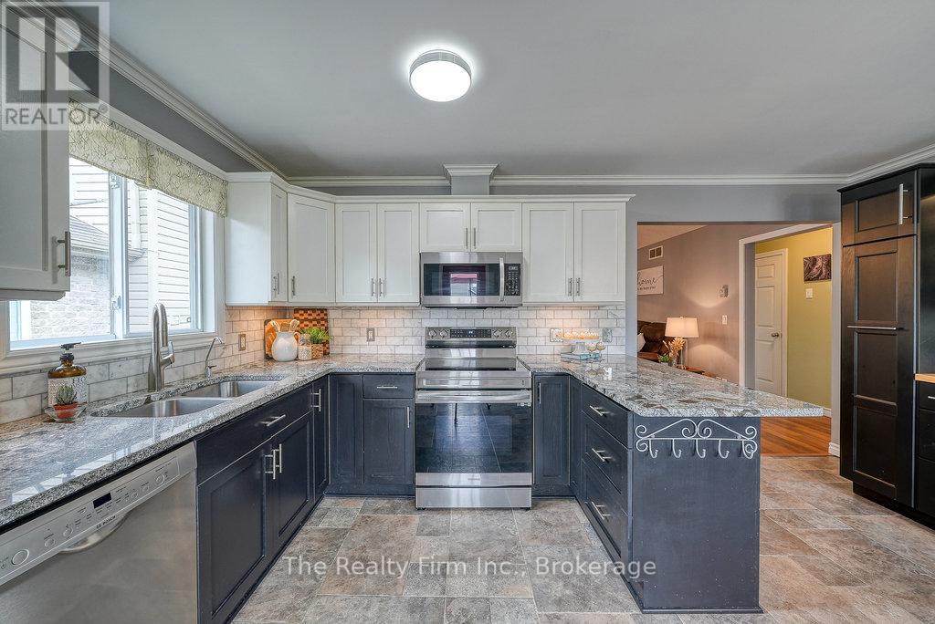 4 KERR CRESCENT - 14