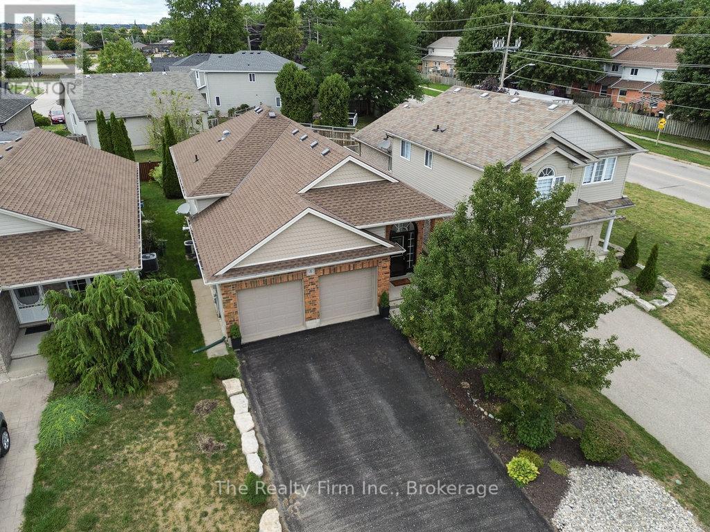 4 KERR CRESCENT - Image 2