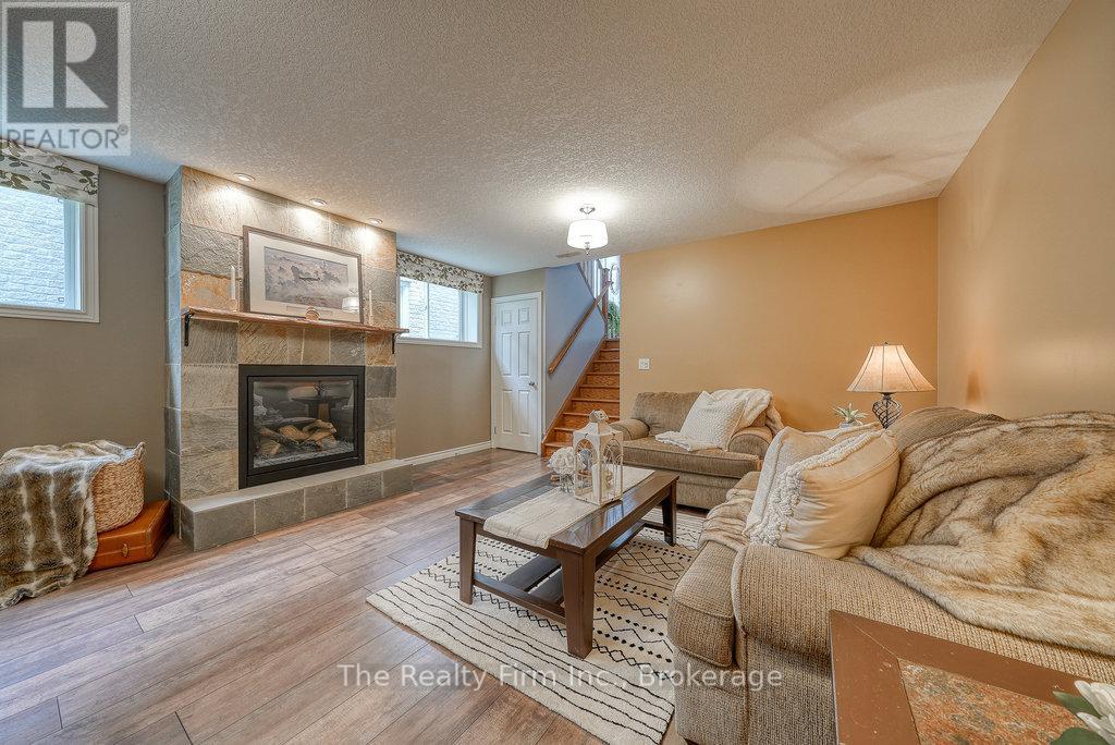 4 KERR CRESCENT - 24
