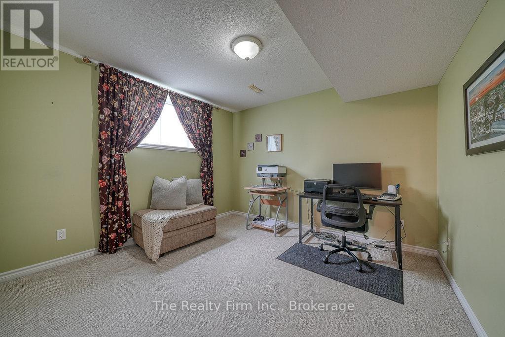 4 KERR CRESCENT - 25