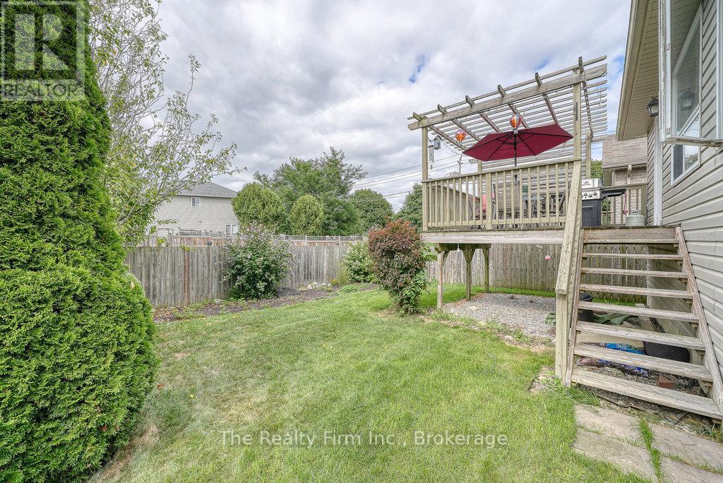 4 KERR CRESCENT - 32
