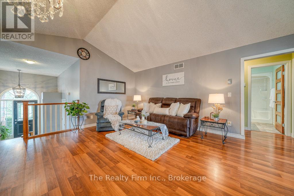 4 KERR CRESCENT - 9