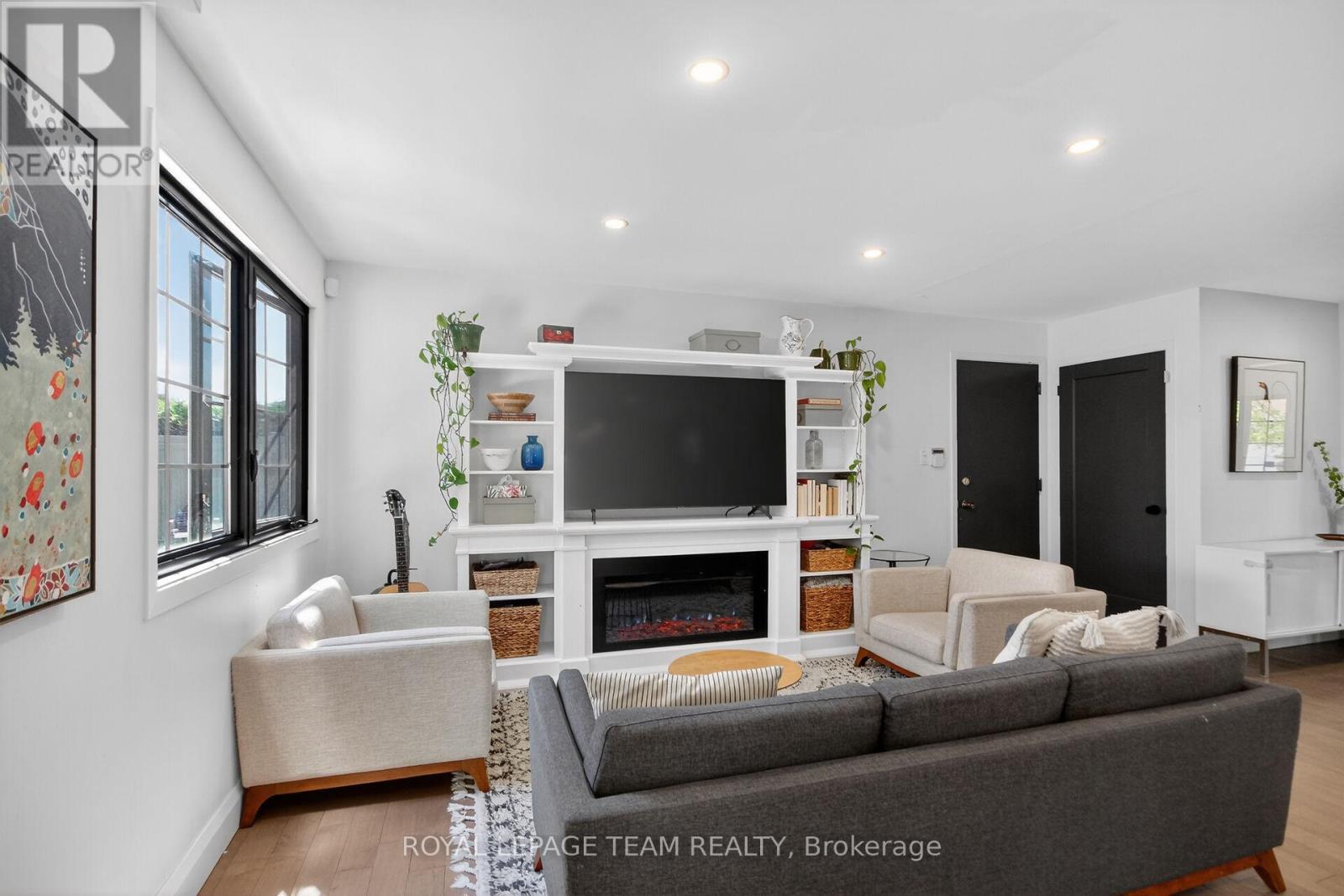 15 MARKHAM AVENUE - 19