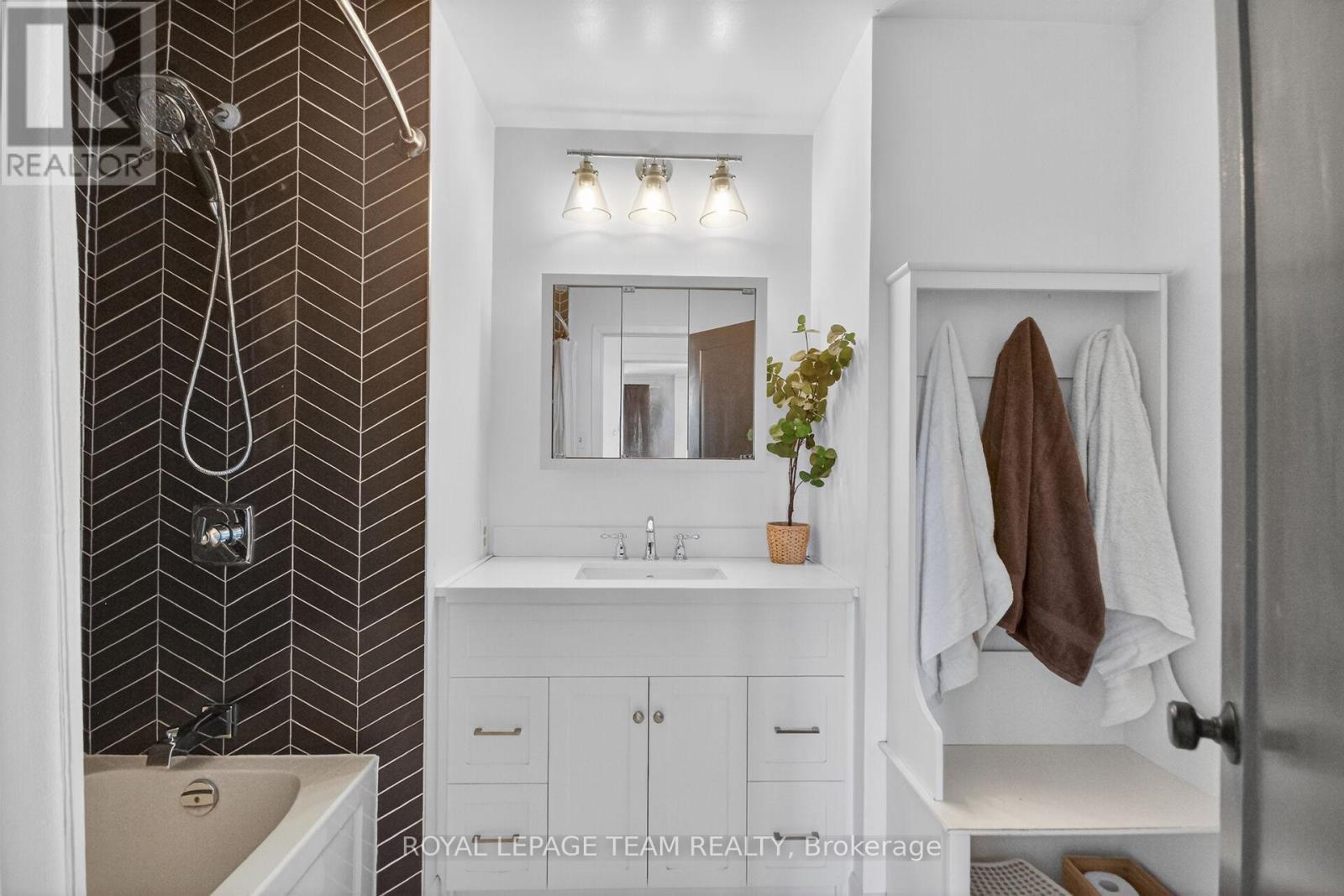 15 MARKHAM AVENUE - 37