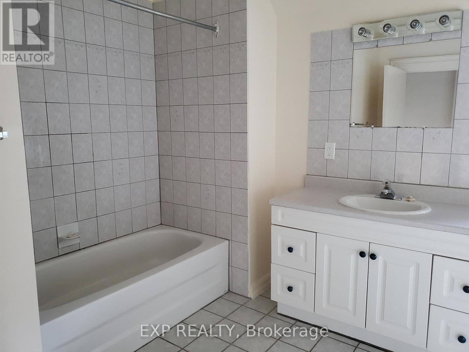 360 GILMOUR STREET - 9