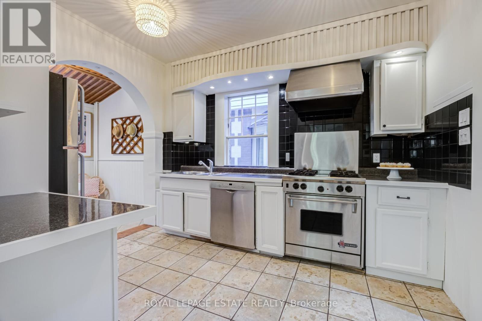 38 QUEENSBURY AVENUE - 13