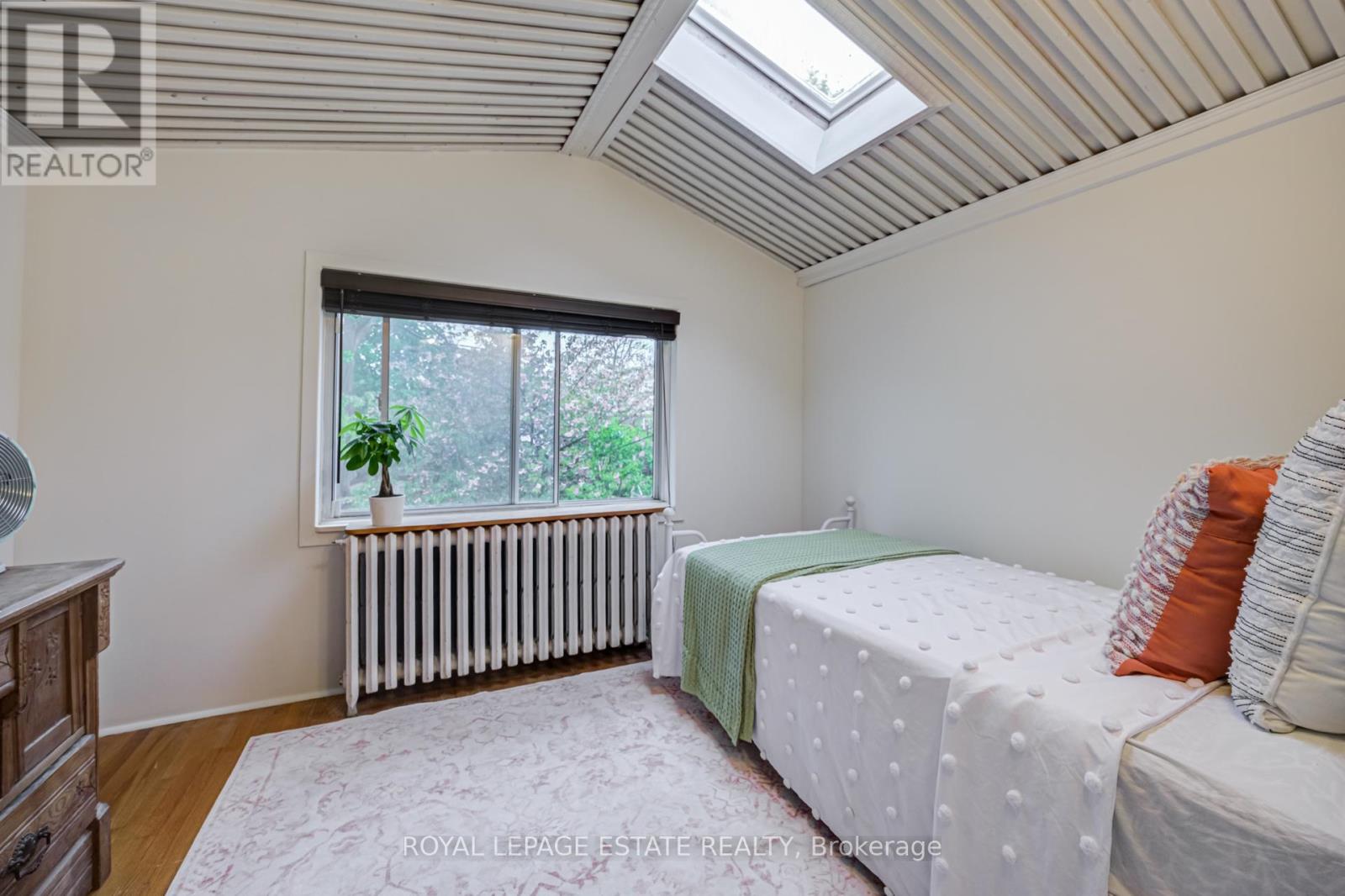 38 QUEENSBURY AVENUE - 25